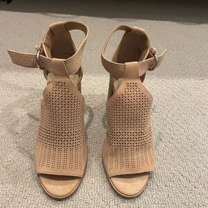 Marc Fisher Suede Vixen Peep Toe Block Heel Beige Sandal 8.5 8 1/2 (worn < 5X)